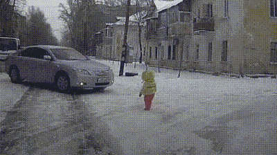 汽车 忘记带上孩子了 雪地
