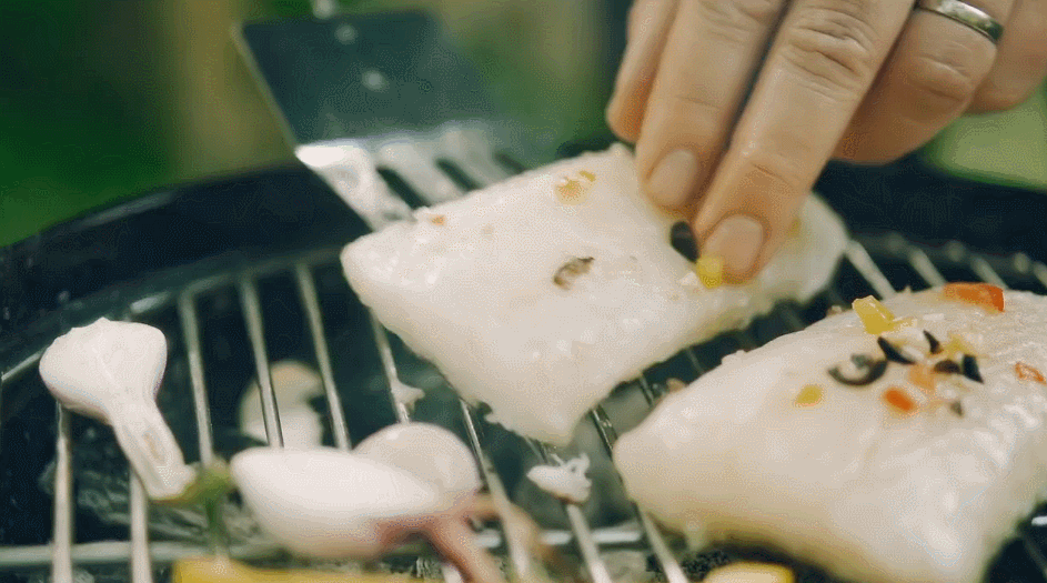 新鲜 烤鳕鱼 烹饪 美食系列短片 翻面