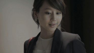 女人 花朵 开心 拍照