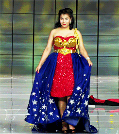 美女 cosplay 舞台 红裙子