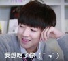 我想吃了你 大男孩 张嘴 拄着头 斜眼看