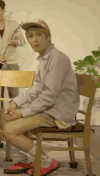 帅哥 帽子 啃面包 饿坏了