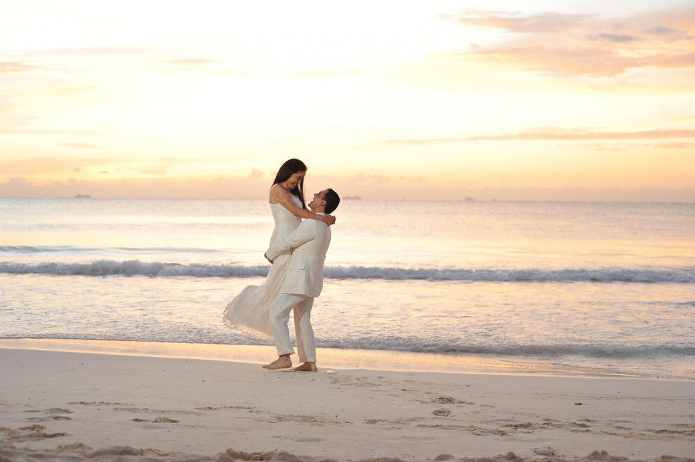 海边 沙滩 白色婚纱 抱起来转圈