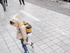 宋大韩 可爱 萌 低头走