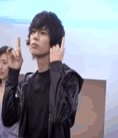 帅哥 美女 卷发 舞蹈