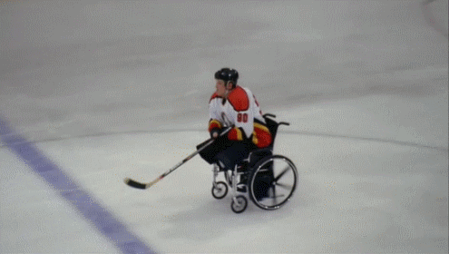 残疾人 坐轮椅 打冰球 撞到