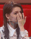 昆凌 美女 擦眼睛 感动了