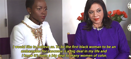 女人 短发 黑人 聊天
