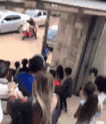 群众 观看 骑车 摔倒
