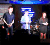 表演 唱歌 拍手 大笑