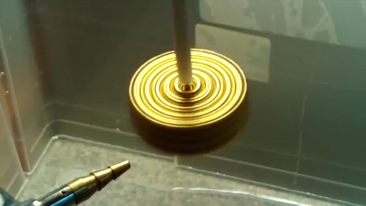 磁铁 magnets 吸住 粘