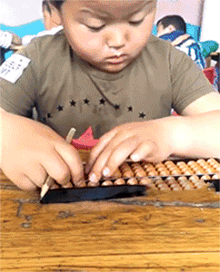 大鼻涕 小男孩 学习 打算盘