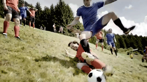 体育 摔倒 激烈 足球 踢球