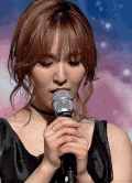 美女 话筒 低头 戒指