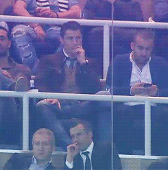 c罗 Cristiano Ronaldo 看台 打招呼