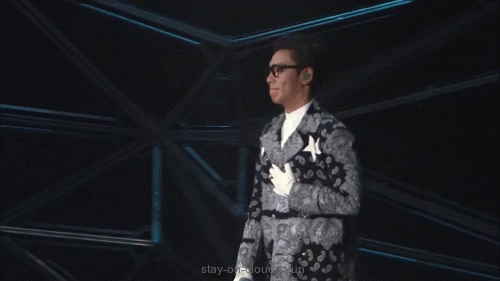 BIGBANG 眼镜 西装 蹒跚