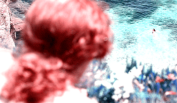 红色头发 注视 游泳 悬崖