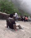 男子 下山 害怕 蹲滑
