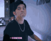 周杰伦 抿嘴 摸头发 张望