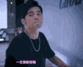 周杰伦 抿嘴 摸头发 张望