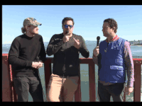 老外 海边 说话 抢镜头