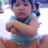 小孩子 可爱 生气 抱着肩膀 坐着