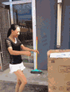 纸壳箱子 惊喜 礼物 拥抱