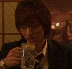 日本男 喝酒 好难喝
