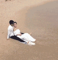 拍婚纱照 潮水 湿透了 沙滩