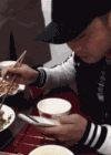 吃菜 专注 吃纸巾 玩手机