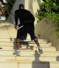 篮球运动员 上楼梯 欢乐 步履蹒跚