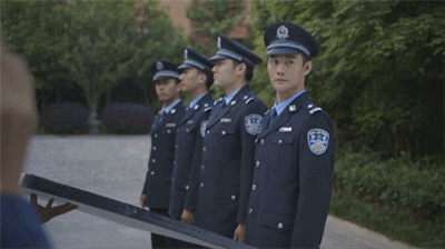 王凱 警察 眨眼 扭頭