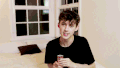 Troye Sivan 美少年 眼睛 剪刀手 卖萌