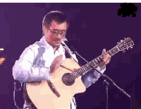 李宗盛 唱歌 弹吉他 戴眼镜 摆手