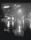 灯光 黑白 窗外 下雨