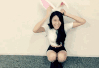 长发美女 蹲着 兔耳朵 可爱