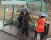 下雨 等车 悲剧