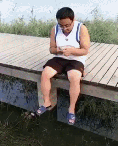 男人 坐在桥上 玩手机 无话可说