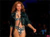 T台 runway 美女 性感 金发 内衣 瓦伦蒂娜