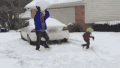小孩 汽车 雪地 打雪仗