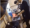 逗比男 炒菜 吓跑 搞笑