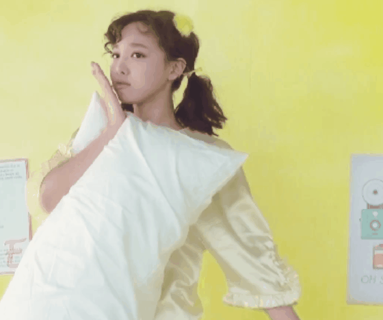 KNOCK&KNOCK&MV花絮 MINA twice 可爱 少女 拍照 枕头 歪头
