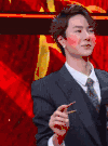 脸红 王一博 筷子 话筒 西装