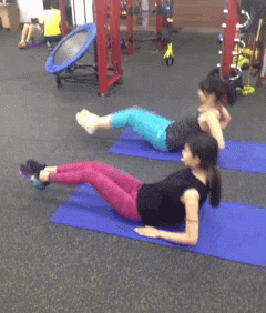 运动 美女 伸腿 瑜伽垫 健身房