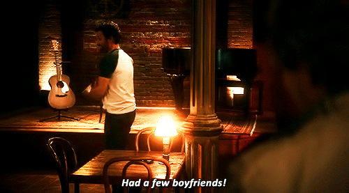 男人 说话 灯光 夜晚