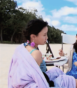 美女 海边 蓝天 白云
