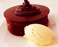 蛋糕 巧克力 美味的 食物 冰激凌 甜点 食物图片 可爱的食物 巧克力蛋糕 巧克力熔岩蛋糕 牙密 simplyfoodgifs