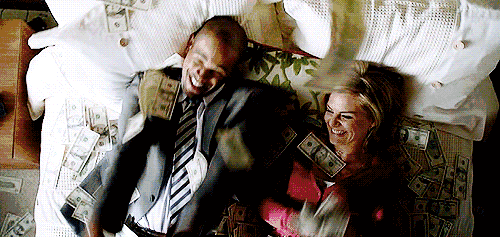 钞票 开心 躺床上 大笑