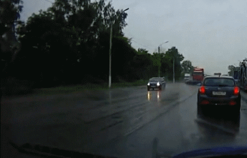 雨天 公路 交通事故 卡车推着走
