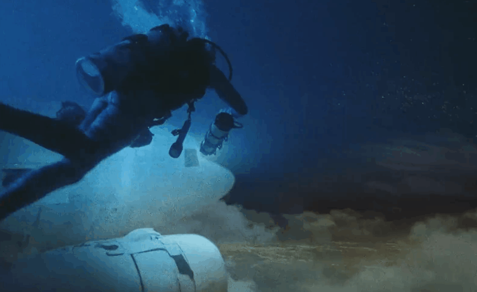 Coldplay MV UpUp 创意 水底 潜水员 飞机